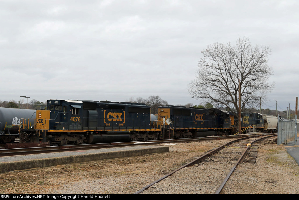 CSX 4076 now leads train F703-03, working the yard